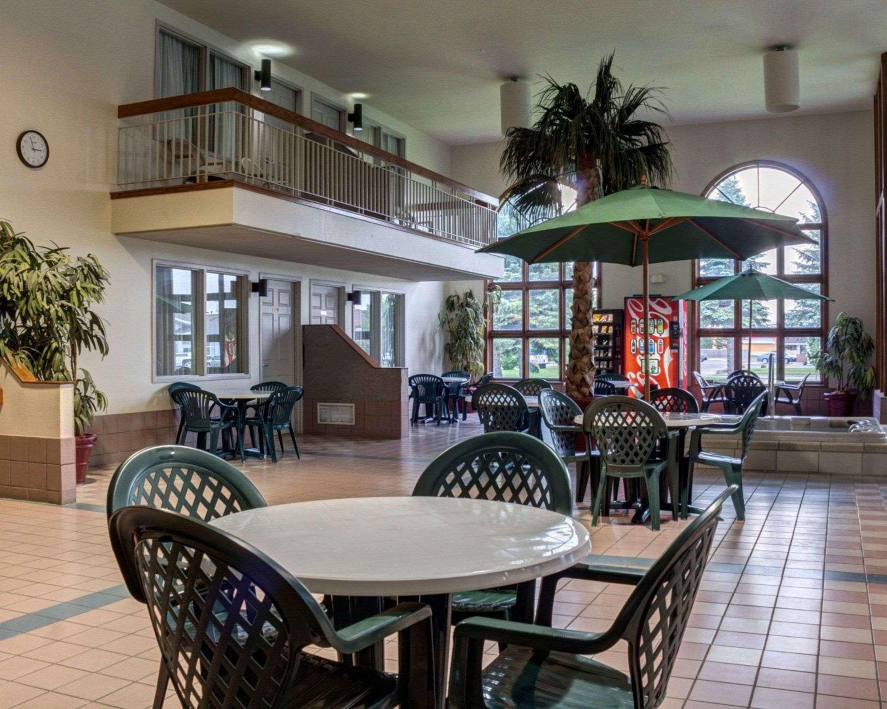 Rodeway Inn Columbia Mall Loop Гранд Форкс Екстериор снимка