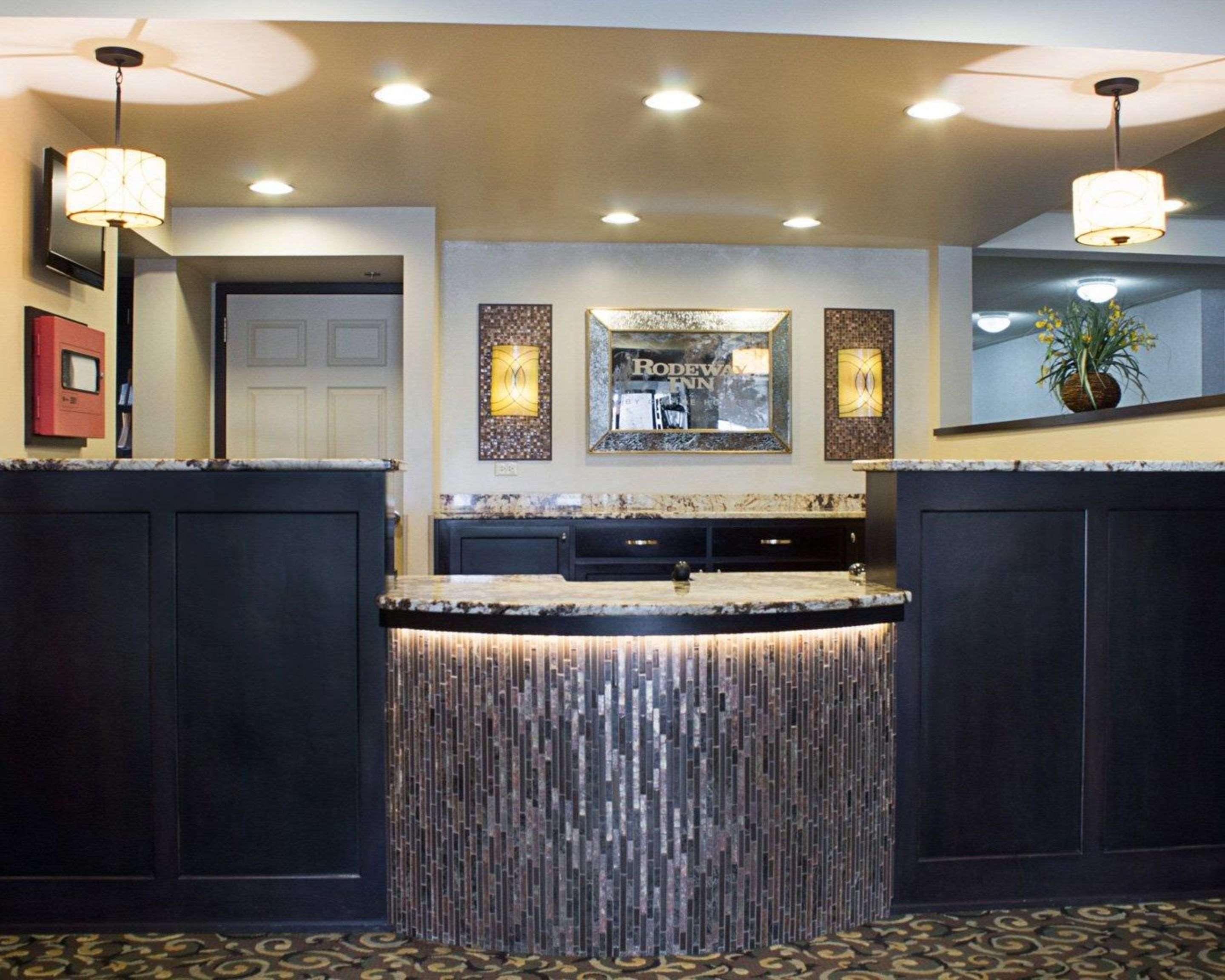 Rodeway Inn Columbia Mall Loop Гранд Форкс Екстериор снимка