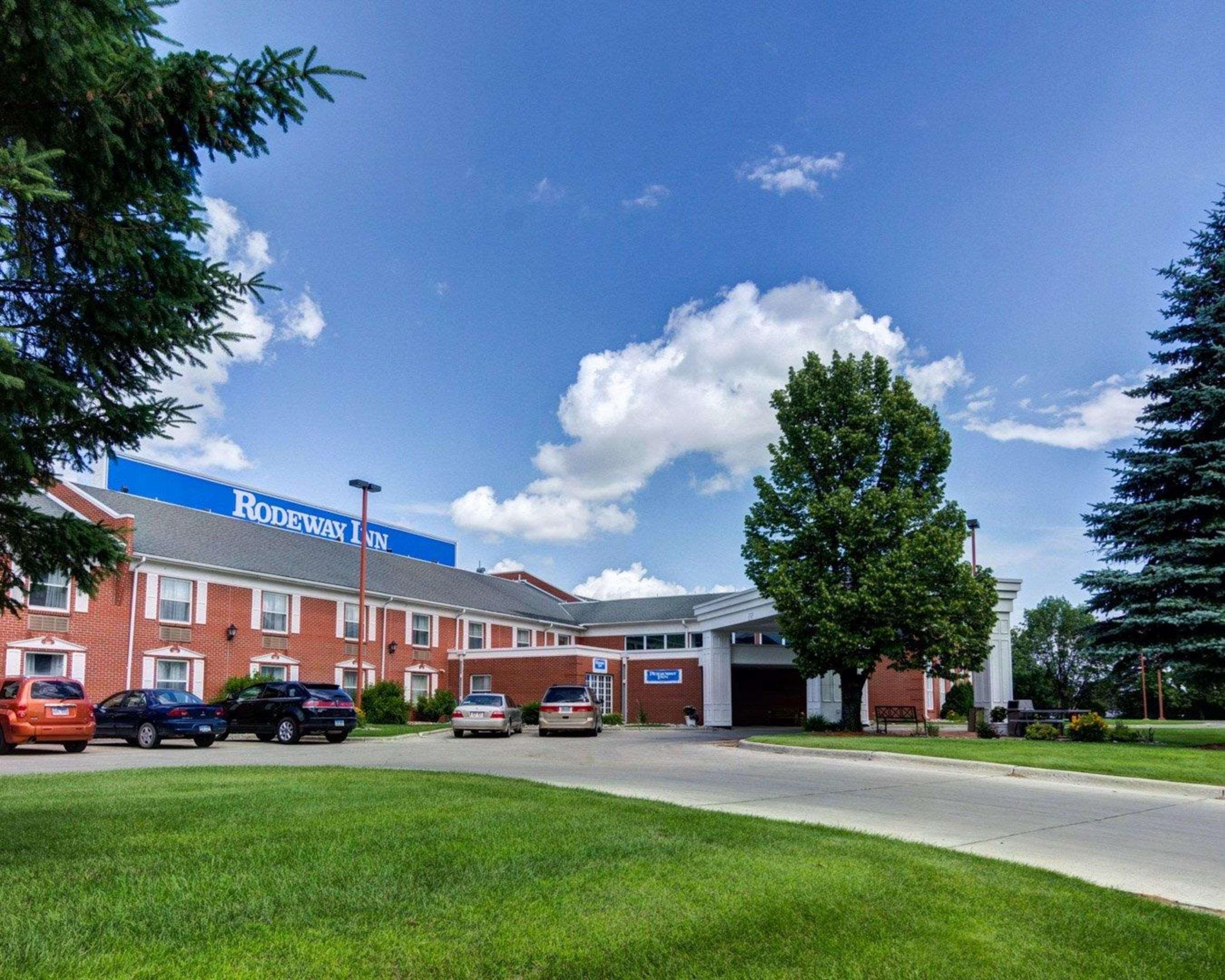 Rodeway Inn Columbia Mall Loop Гранд Форкс Екстериор снимка