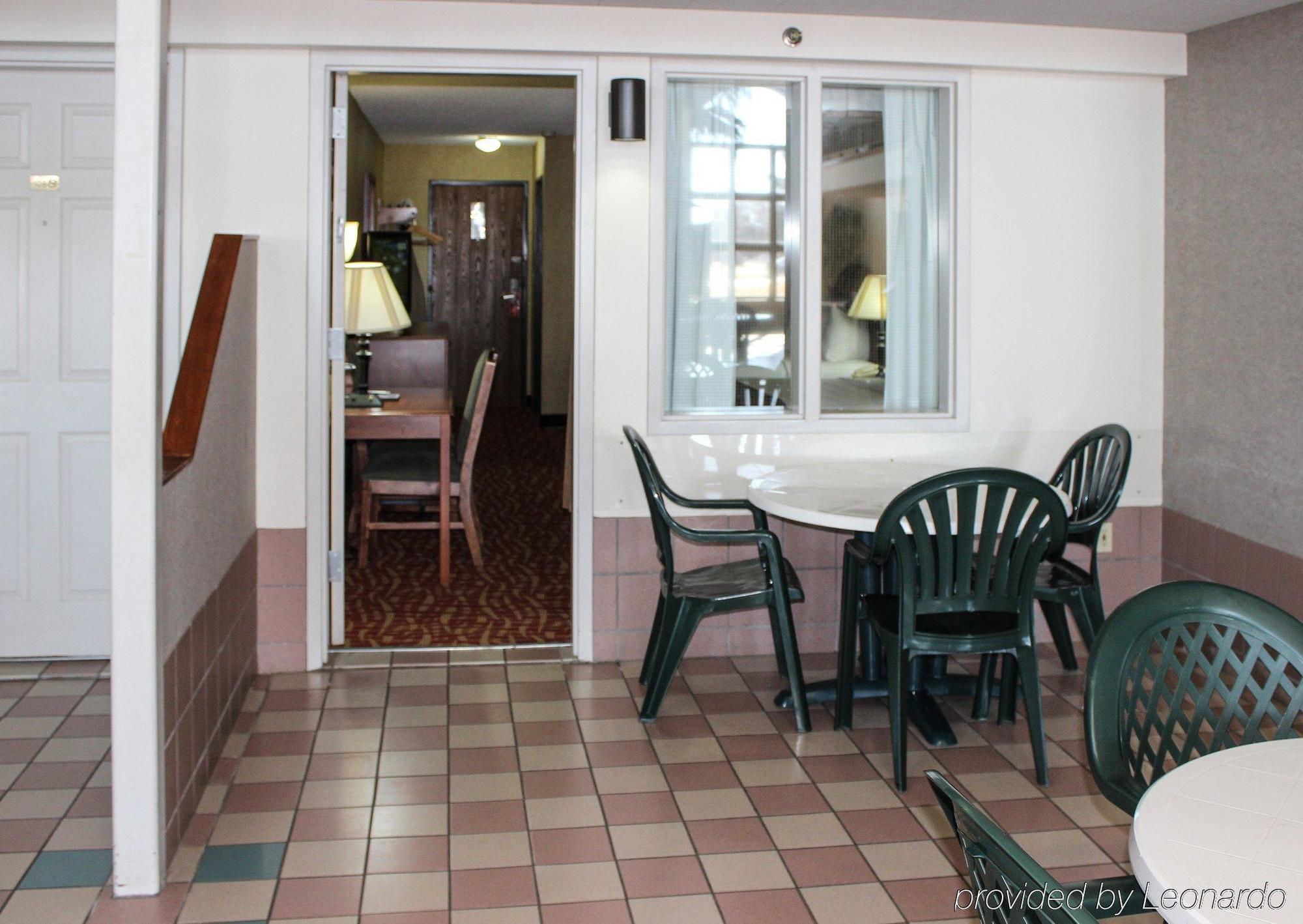 Rodeway Inn Columbia Mall Loop Гранд Форкс Екстериор снимка